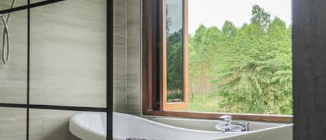 Premier Double Room | Bathroom | Free toiletries, towels, soap, shampoo