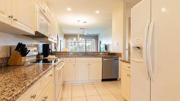 Refrigerador, microondas, lavavajillas y cafetera y tetera