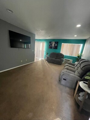 Living area - Charming 1-bedroom apartment with AC and WiFi in pleasant Spring Valley (Spring Valley)