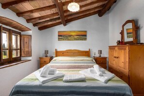 1 habitación, tabla de planchar con plancha, cuna de viaje y wifi 