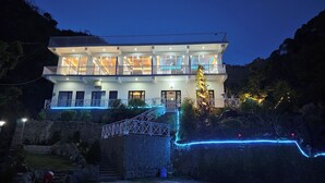 Un immeuble de deux étages doté d’un balcon et d’un escalier menant à l’entrée.