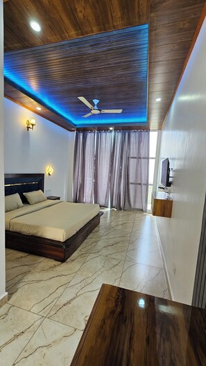 Escritorio, espacio para trabajar con laptop y wifi gratis