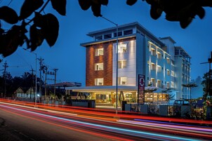 Ein modernes Hotel mit mehreren Etagen und einem gut beleuchteten Eingang.