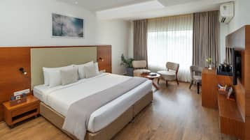 Premium-Doppelzimmer, Stadtblick | Zimmersafe, Schreibtisch, laptopgeeigneter Arbeitsplatz