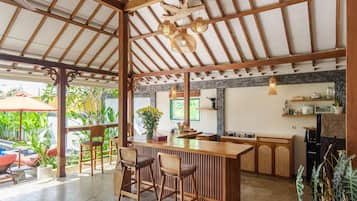 Villa tradicional | Cocina privada | Frigorífico, horno, placa de cocina y arrocera