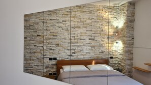 1 slaapkamer, een strijkplank/strijkijzer, beddengoed