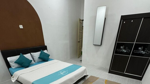 A hotel room with a bed, a wardrobe, and a mirror. - FWA guest house  (Marang)