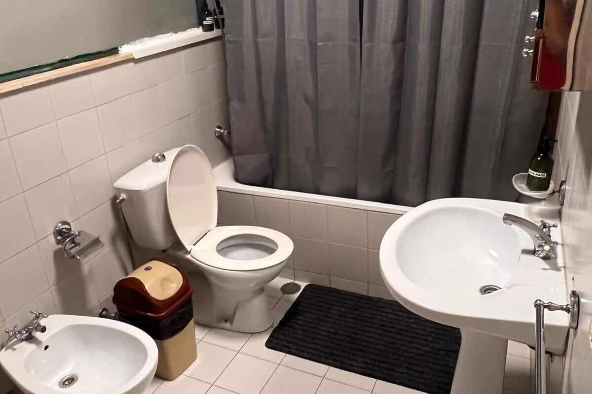 Habitación básica con 1 cama matrimonial o 2 individuales (Quarto 3 andar frente) | Baño | Tina con regadera, toallas, jabón, shampoo