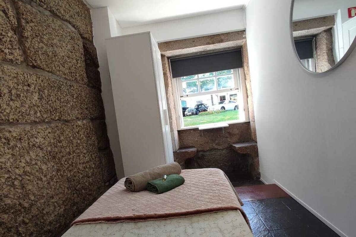 Eenvoudige eenpersoonskamer (Quarto terreo) | Gratis wifi, beddengoed