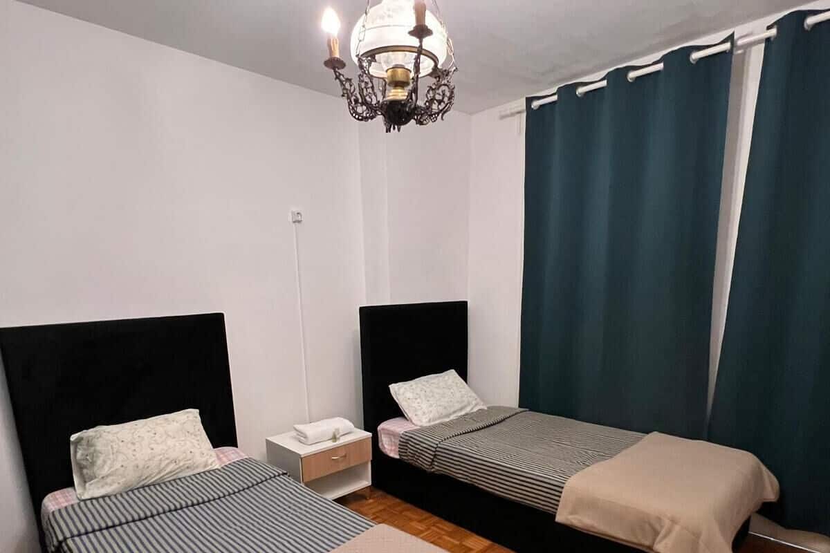 Eenvoudige tweepersoonskamer (Quarto 2 andar frente) | Gratis wifi, beddengoed