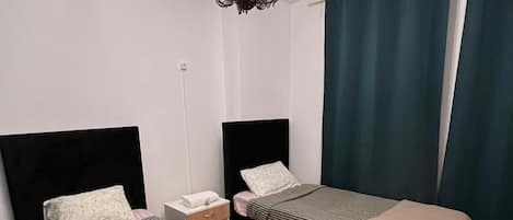 Eenvoudige tweepersoonskamer (Quarto 2 andar frente) | Gratis wifi, beddengoed