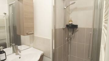 SĂšche-cheveux, savon, shampoing, papier toilette