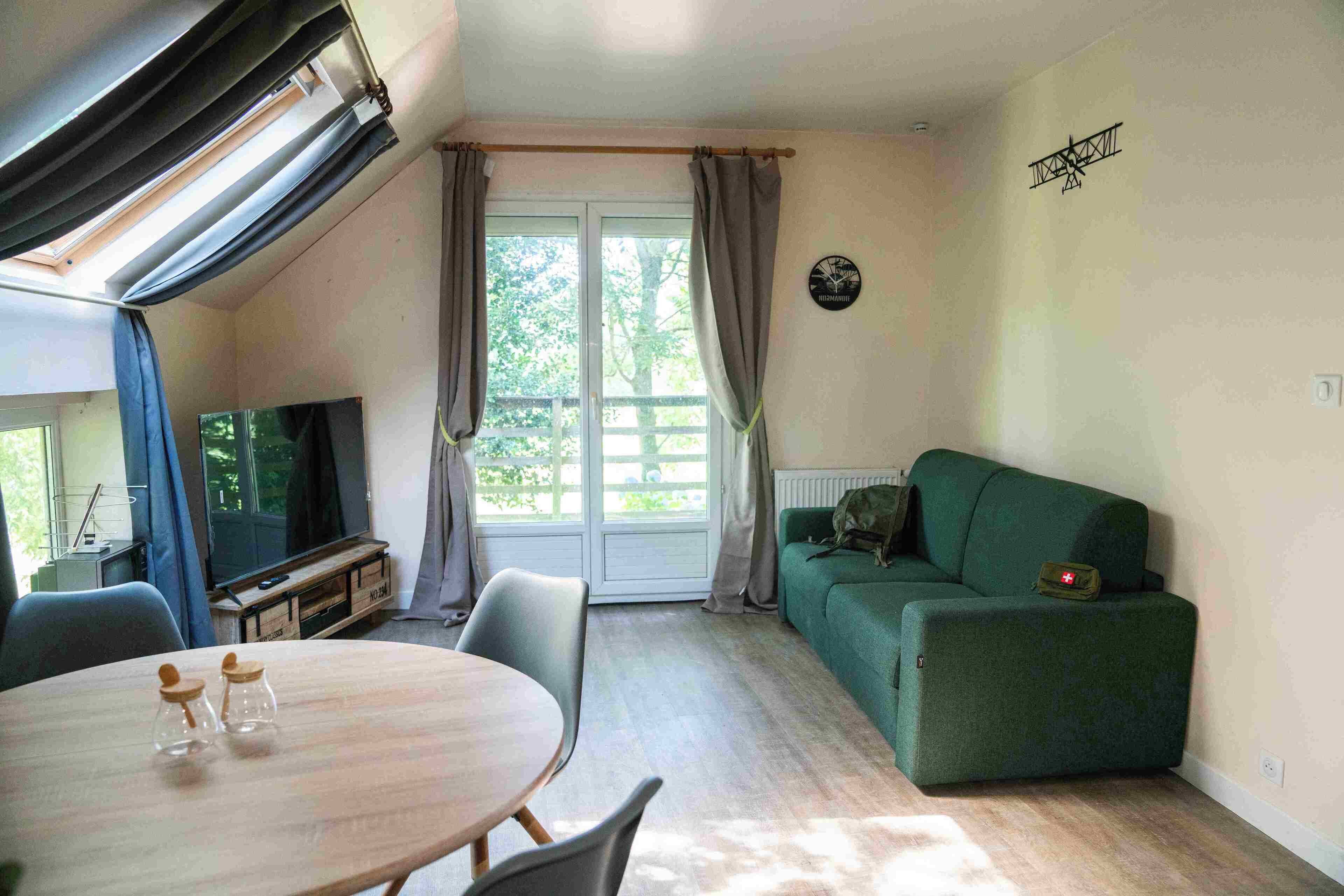 TV connectée, jeux vidéo, baby-foot, table de tennis de table