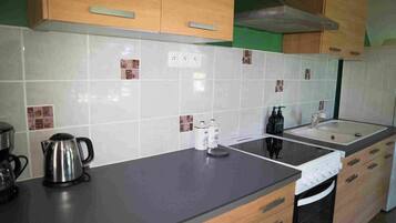 Een koelkast, een microgolfoven, een oven, een kookplaat