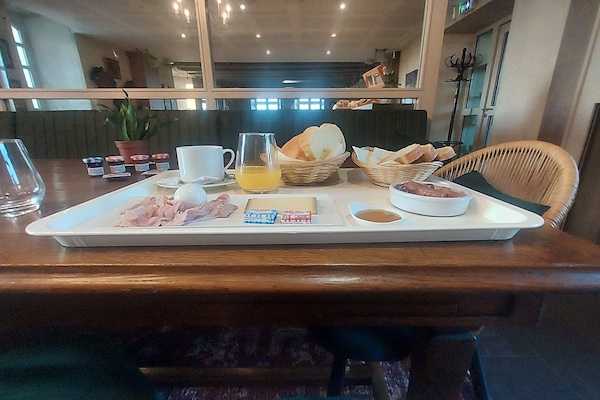 Petit déjeuner complet (12 EUR par personne)