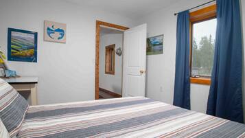 3 habitaciones, escritorio y tabla de planchar con plancha