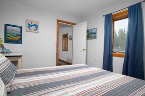 3 habitaciones, escritorio y tabla de planchar con plancha 