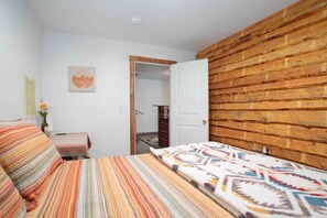 3 bedrooms, desk, iron/ironing board, travel crib