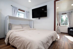 1 bedroom, iron/ironing board, WiFi, bed sheets - Aurora Alaskan Getaway *Walk to Downtown* (Fairbanks, AK)