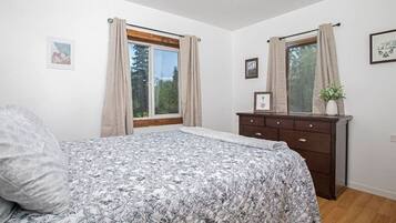 3 bedrooms, iron/ironing board, travel crib, free WiFi