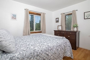 3 habitaciones, tabla de planchar con plancha y cuna de viaje 