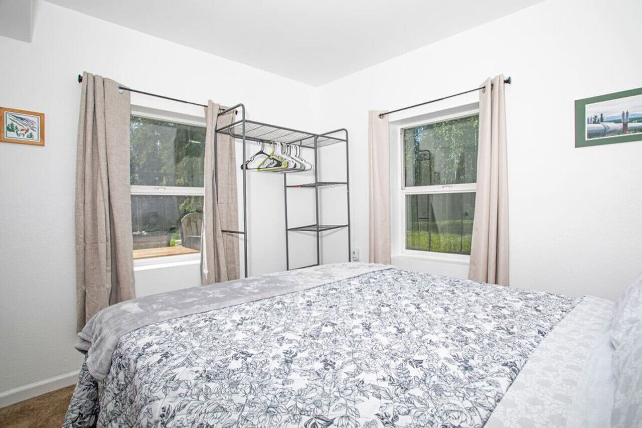 3 habitaciones, tabla de planchar con plancha y cuna de viaje 