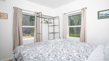 3 quartos, ferros/tábuas de passar roupa, berço de viagem