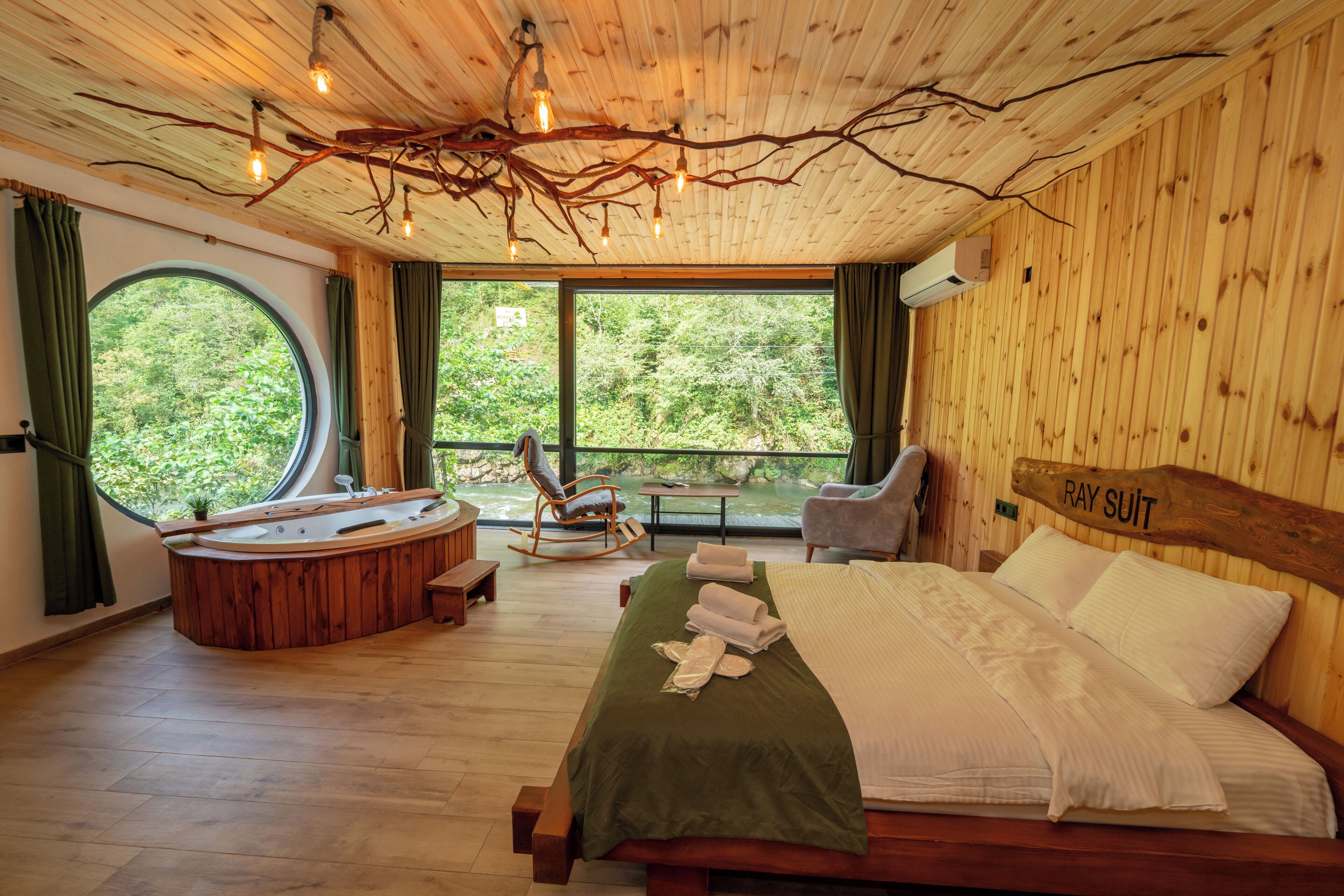 King Suite 203, River View | 免费迷你吧物品、特色装修、办公桌、遮光窗帘