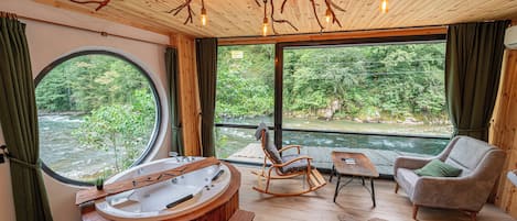King Suite 203, River View | Een minibar met enkele gratis items, individueel gedecoreerd, een bureau
