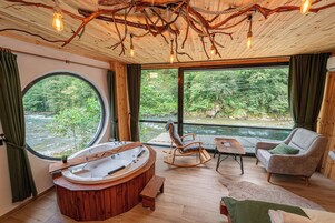 King Suite 203, River View | ミニバーのアイテム (無料)、客室ごとに異なる装飾、デスク、遮光カーテン