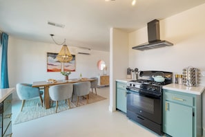 Fridge, microwave, oven, stovetop - Good Vibes Only by AvantStay | Modern Chic | Grill, Fire Pit + Hammocks (Joshua Tree)