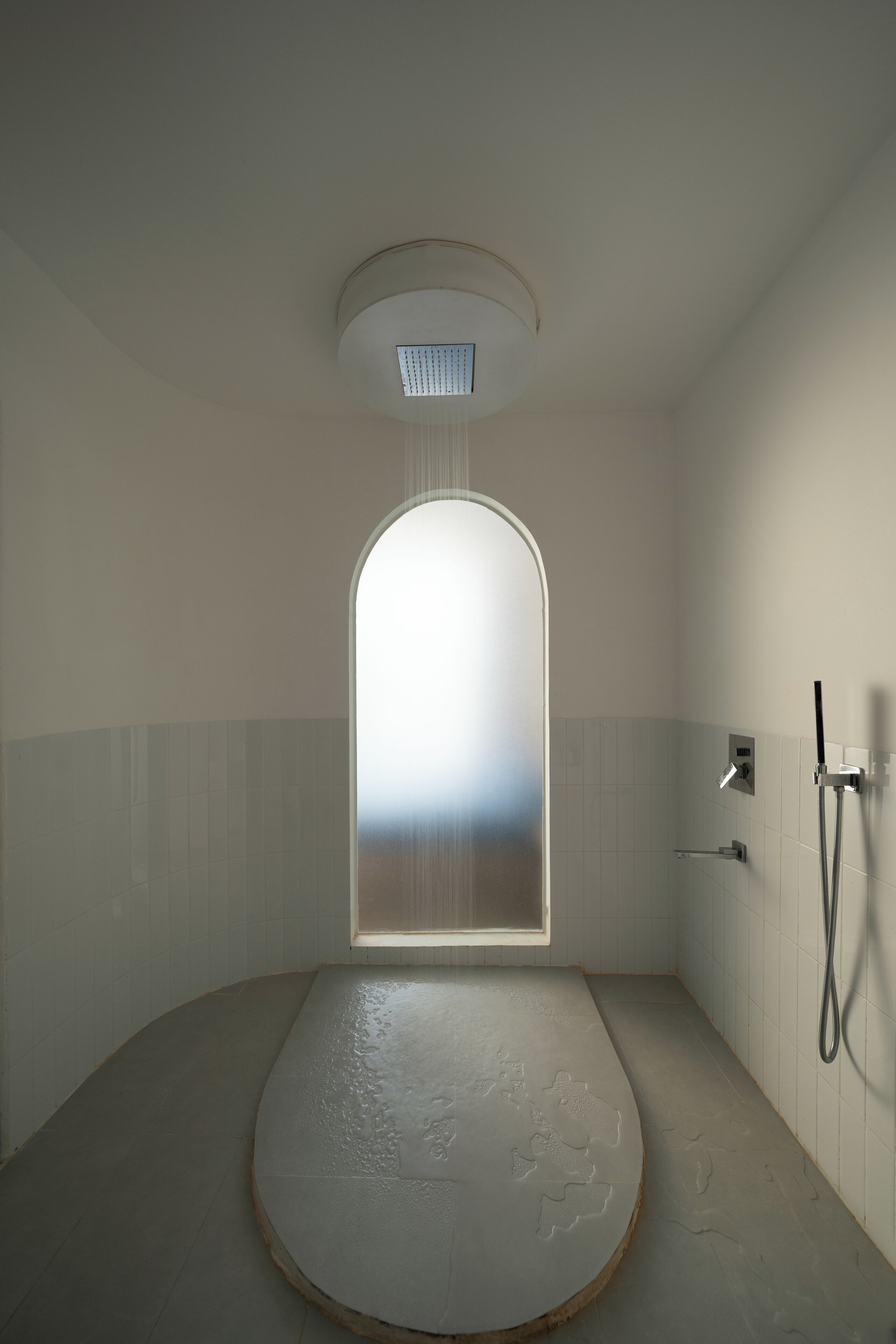 舒适客房 | 浴室 | 大花洒淋浴喷头、毛巾、洗发水、卫生纸