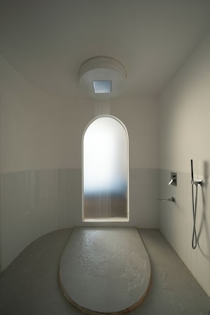 Rom – comfort | Bad | Regndusjhode, håndklær, sjampo og toalettpapir