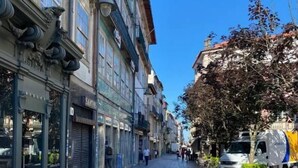 Una strada con edifici, un marciapiede e un furgone parcheggiato.