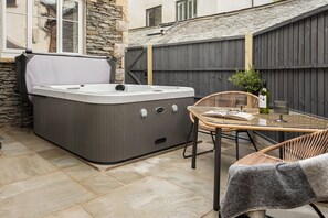 3 bedrooms, desk, Internet