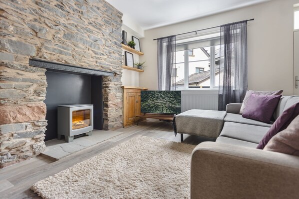 3 bedrooms, desk, Internet