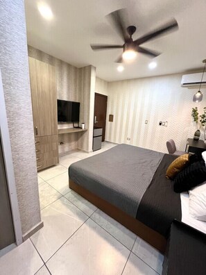 Tabla de planchar con plancha, wifi gratis y ropa de cama