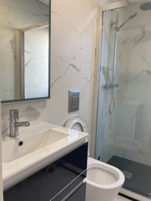 Eenvoudige suite, privébadkamer (Suite 2 Andar) | Badkamer | Een douche, handdoeken, zeep, shampoo
