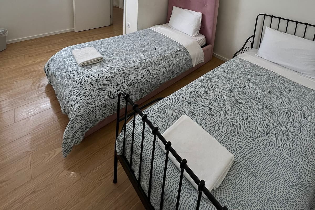 Basic-rum - 1 dubbelsäng (Partilhado A - Bed 1) | Gratis wi-fi och sängkläder