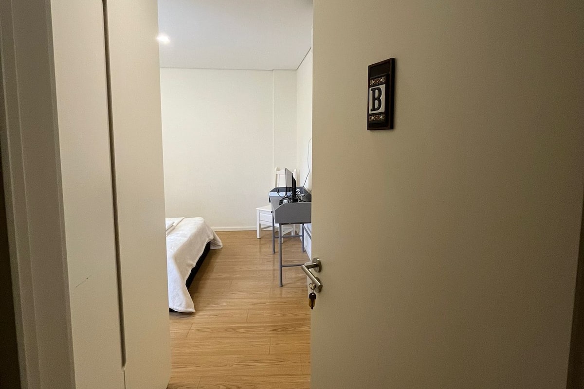 Basic-rum - 1 dubbelsäng (Partilhado B - Bed 1) | Gratis wi-fi och sängkläder