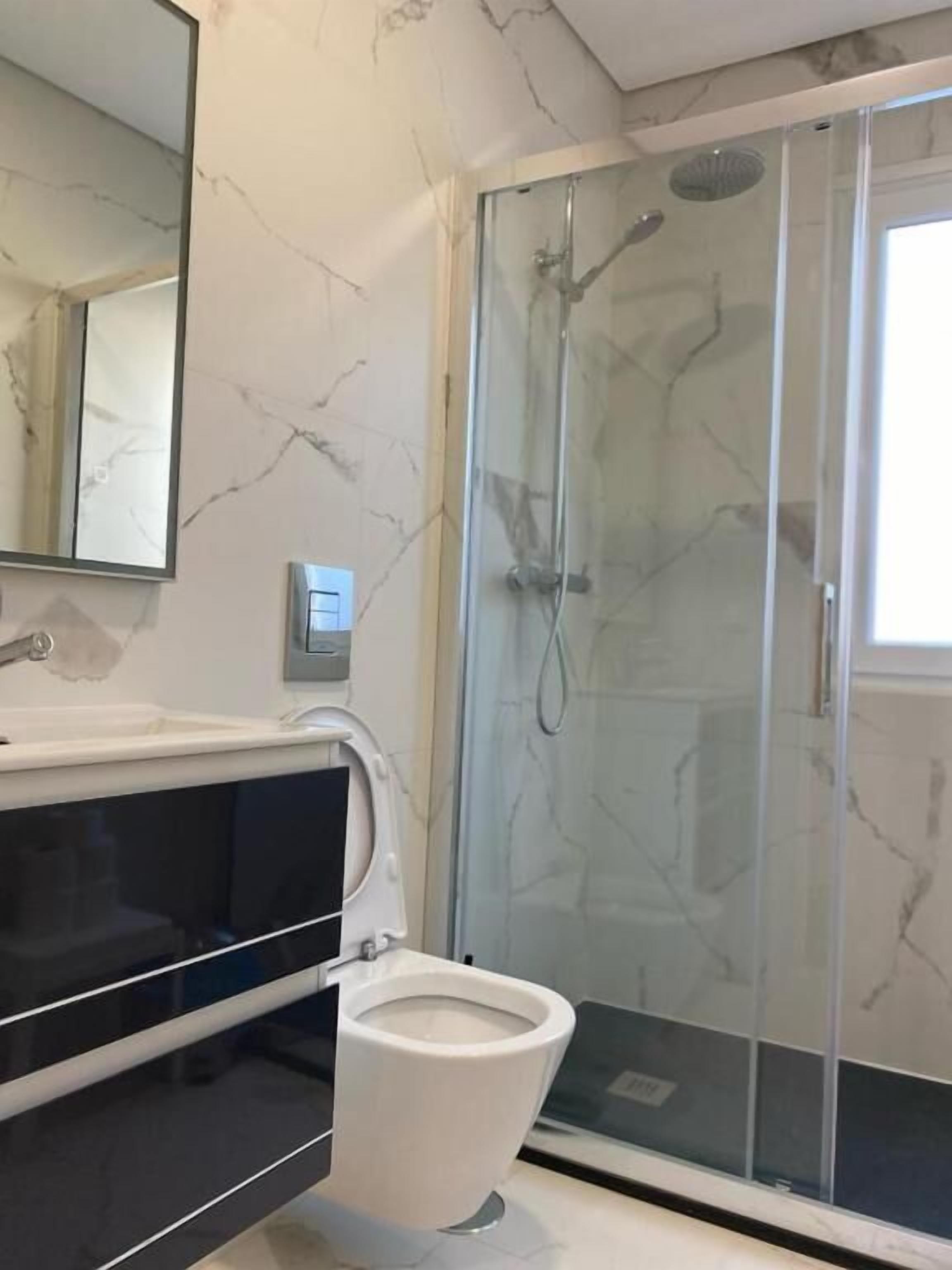 淋浴设施、毛巾、肥皂、洗发水