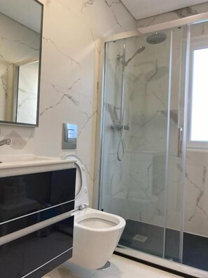 淋浴設備、提供毛巾、番梘、洗頭水