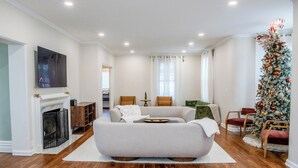 Una Smart TV, una oficina, una pantalla de ordenador, una impresora