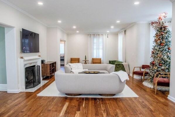 Smart TV, offices, computer monitors, printers - Spacious NJ Home! - Direct Train To NYC!  - XLarge Driveway Fits Multiple!! (City of Orange)