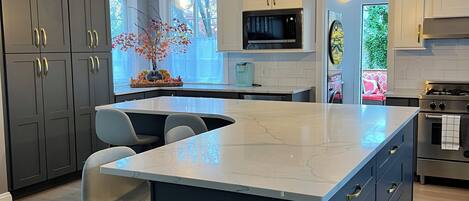 Kjøleskap, mikrobølgeovn, ovn og kokeplater