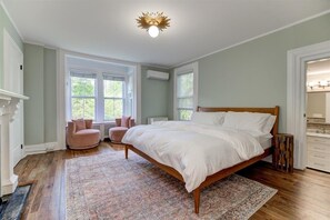 7 bedrooms, desk, iron/ironing board, travel crib