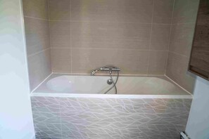 Articles de toilette écologiques, séchoir à cheveux, savon, shampooing