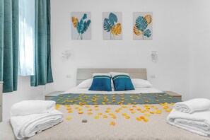 1 habitación, tabla de planchar con plancha y cuna de viaje 