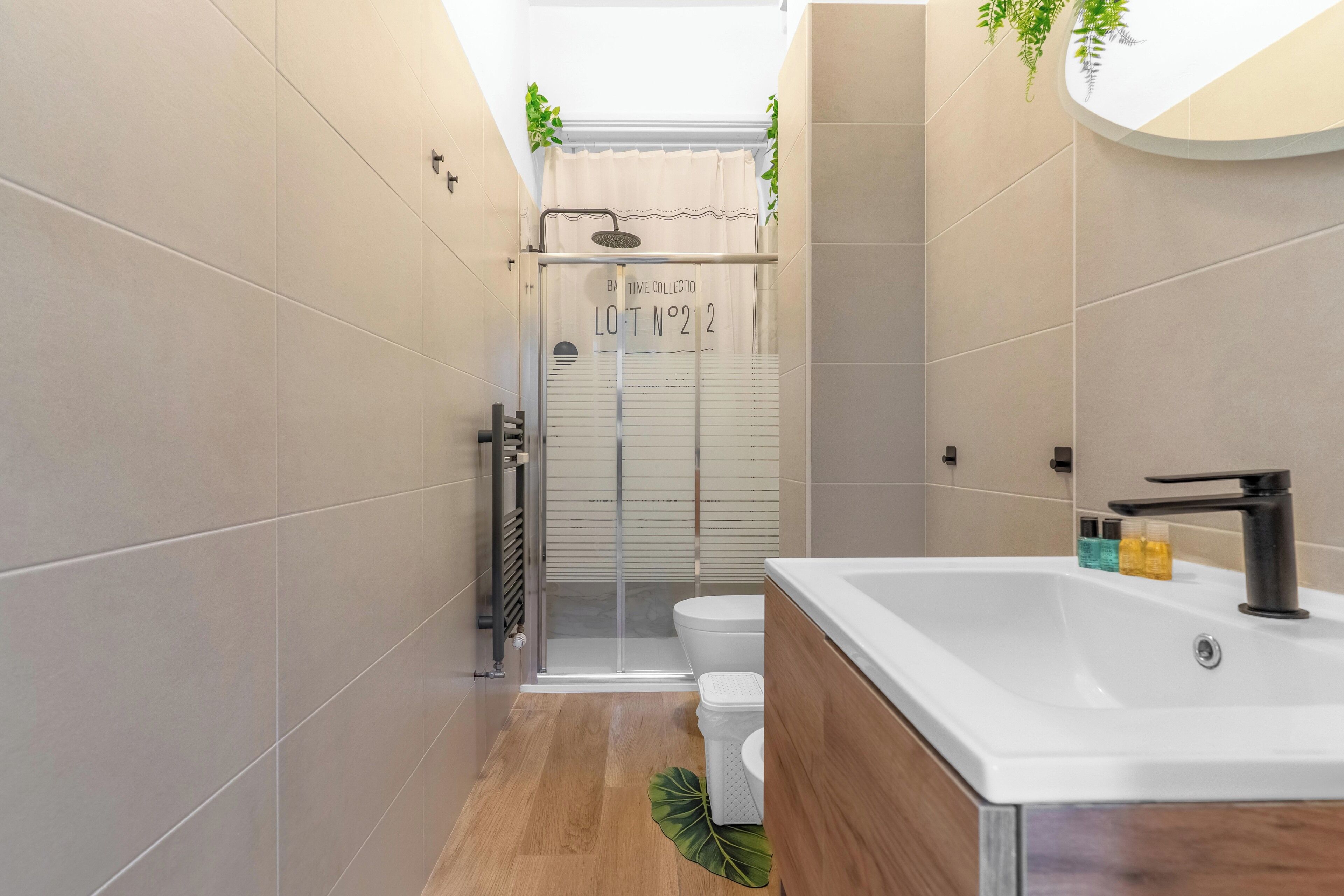 Een douche, een haardroger, een bidet, handdoeken