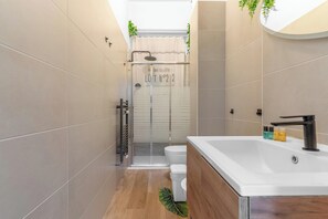 Ducha, secador de pelo, bidet, toallas